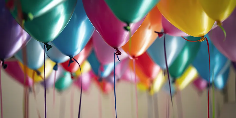 Gomila šarenih rođendanskih balona
