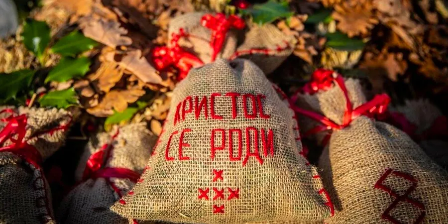 Božićna vrećica ukrašena tradicionalnim srpskim božićnim pozdravom - Hristis se rodi.