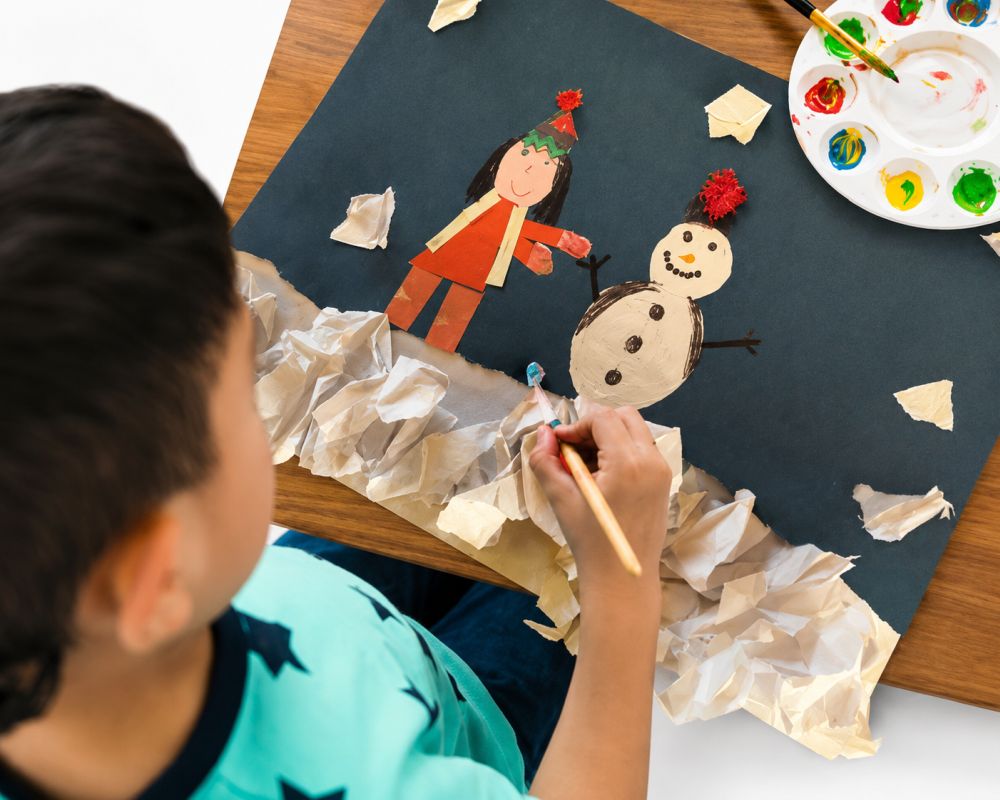 Dete izrađuje kreativni lik od papira i boja koristeći edukativni umetnički set za decu